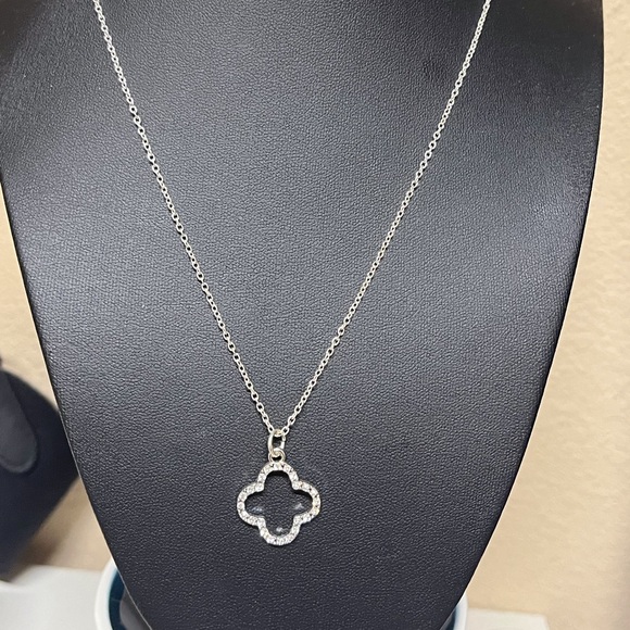 Fashion silver tone clover necklace 16” - Picture 2 of 3